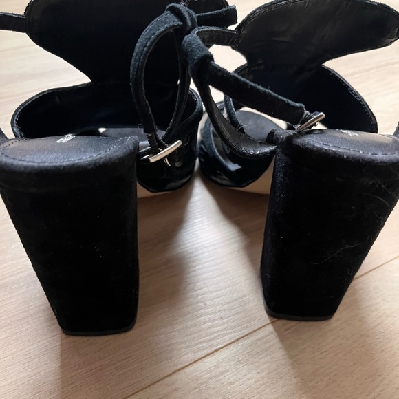 Saks Fifth Avenue Carissa Black Leather Sandals 7 M 4 1/2 inch chunky heel - Picture 5 of 16